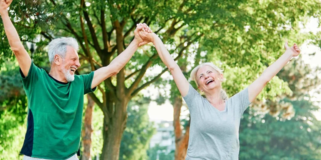 casal feliz representando que caminhar com Parkinson é seguro
